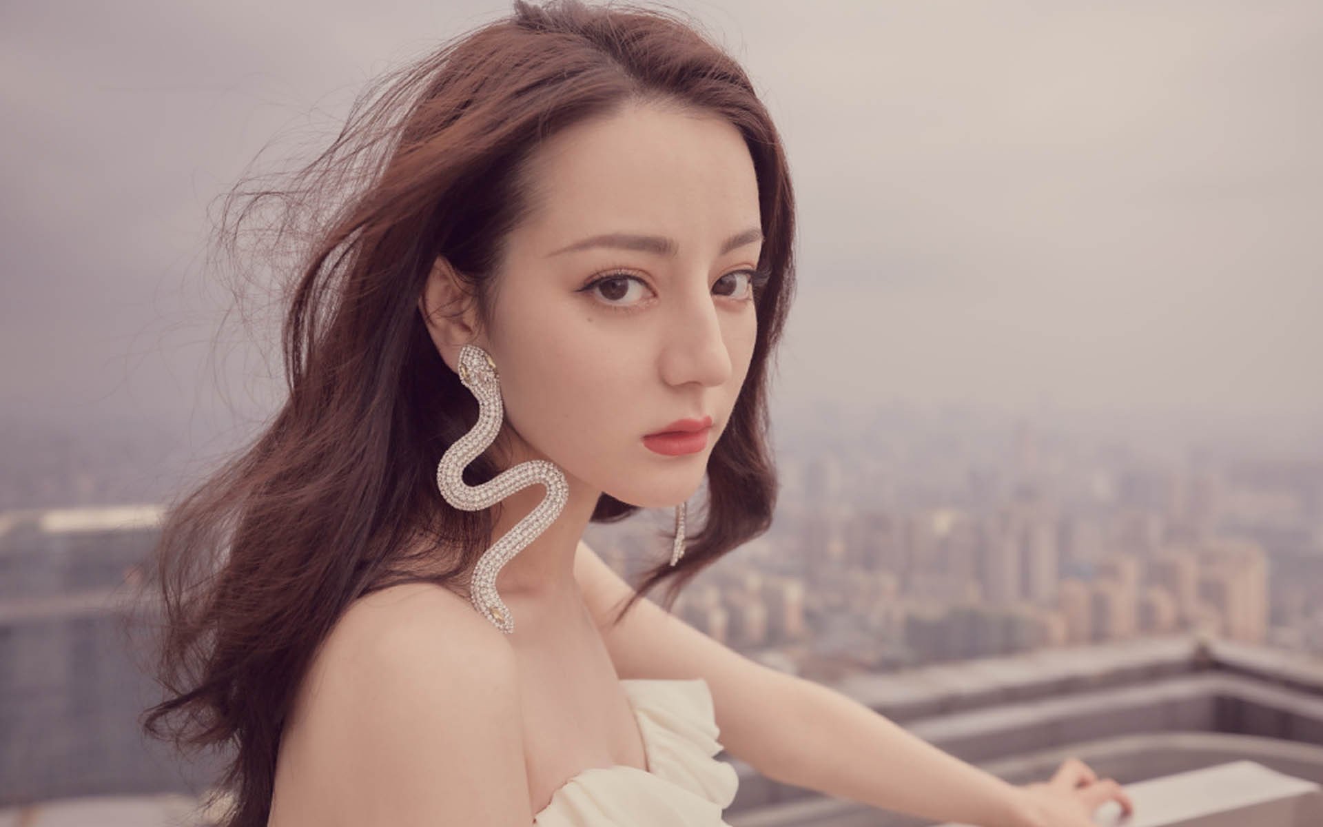 季后赛逆袭：库里在第二轮连续击出多记“远射”，库里首次季后赛