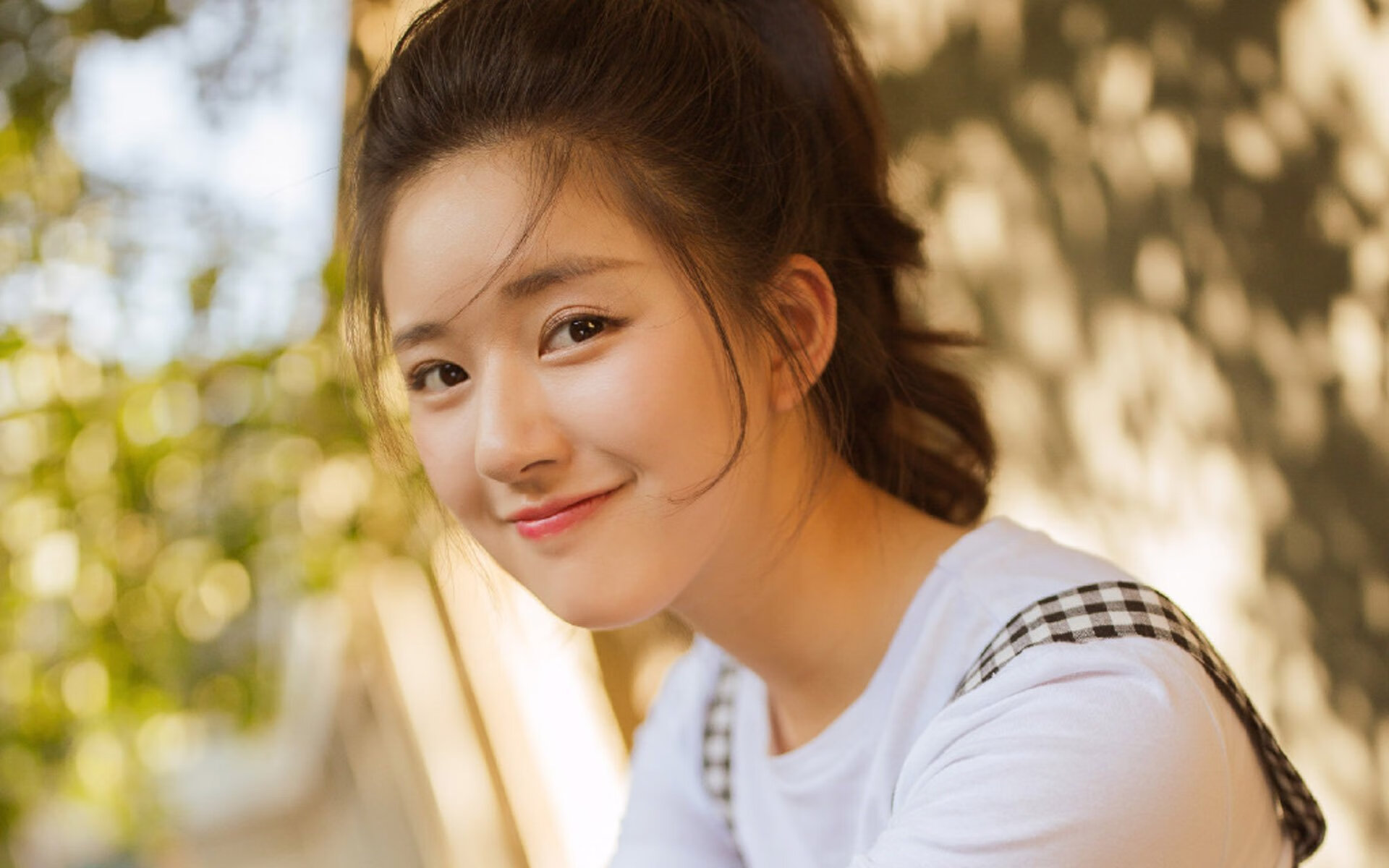 华山杯篮球赛即将开战，球迷热情高涨，华山篮球场