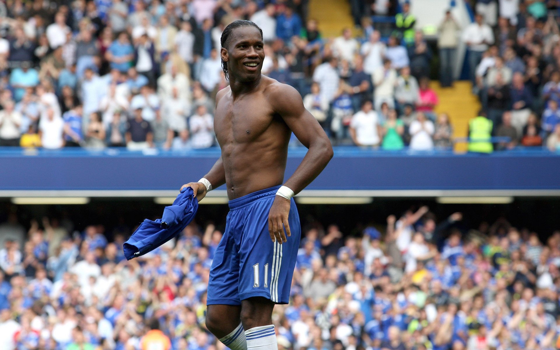 华山杯篮球赛即将开战，球迷热情高涨，华山篮球场